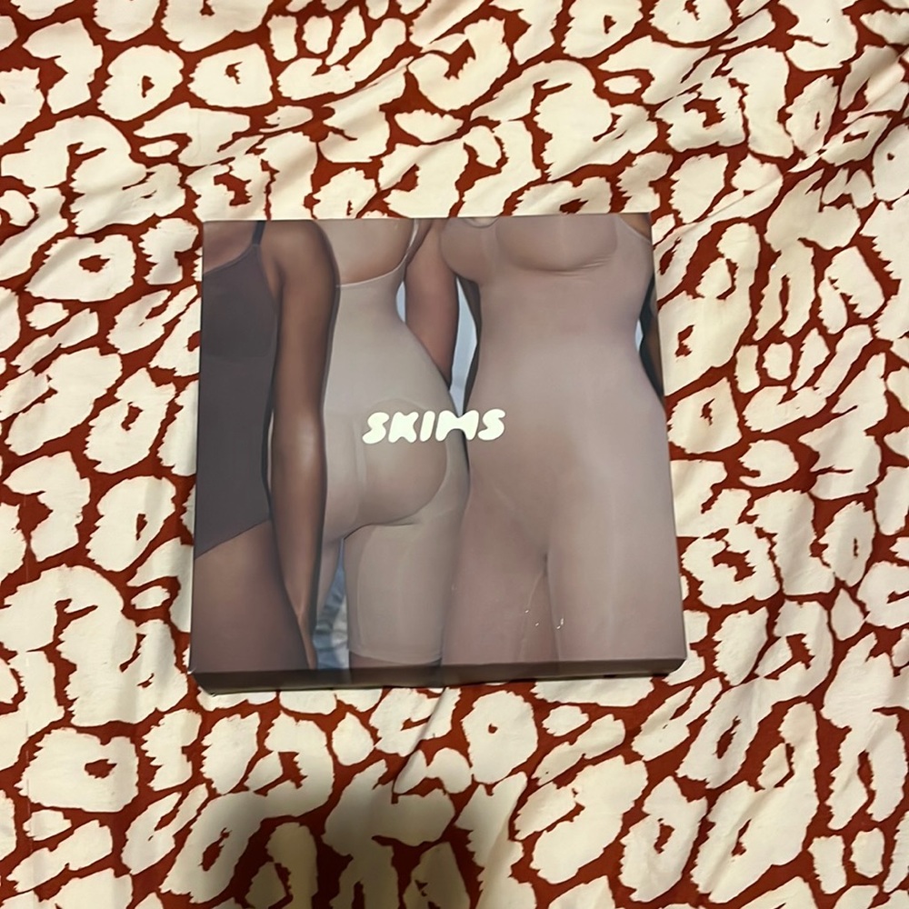Sculpting bodysuit mid thigh mica S/M Skims